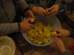 Gemeinsam werden Kartoffeln geschnitten