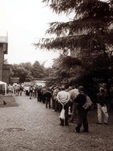 Dieses Foto zeigt die Menschenschlange, die auf die Essensausgabe wartet.